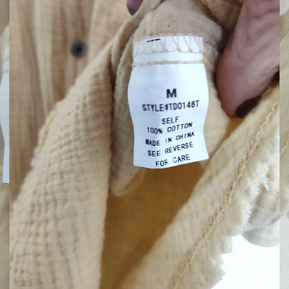 Women's Urban Daixy Light Yellow Button Down Shirt, M - Picture 4 of 4